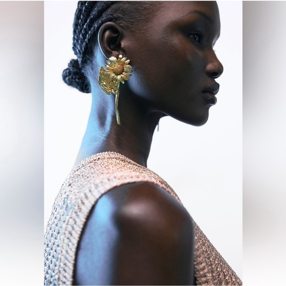 Daisy Flower Gold Earrings - Picture 4 of 16